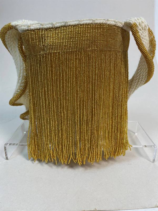 Cisne de Oro, mochila bailarina artesanal tejida a mano en hilo con grabados metalizados — artesanía colombiana de Manglar