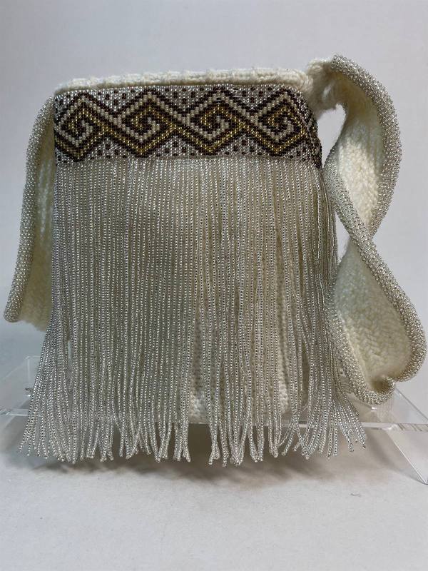 Perla, mochila bailarina artesanal tejida a mano en hilo con grabados metalizados — artesanía colombiana de Manglar