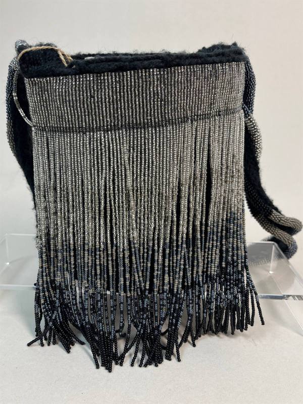 Lluvia de Estrellas, mochila bailarina artesanal tejida a mano en hilo con grabados metalizados — artesanía colombiana de Manglar