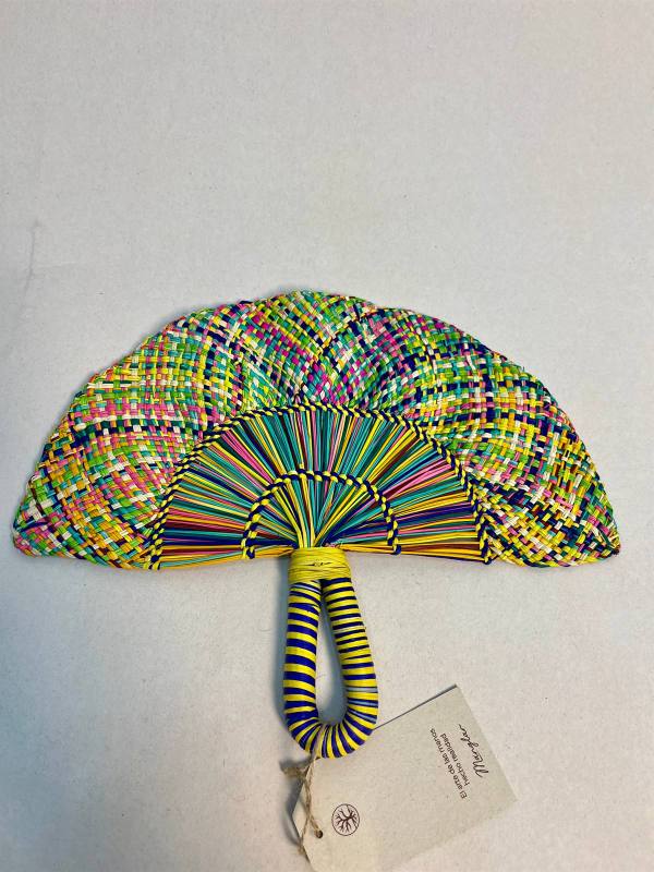 Fiesta Caribe, abanico artesanal tejido a mano en palma de iraca — artesanía colombiana de Manglar