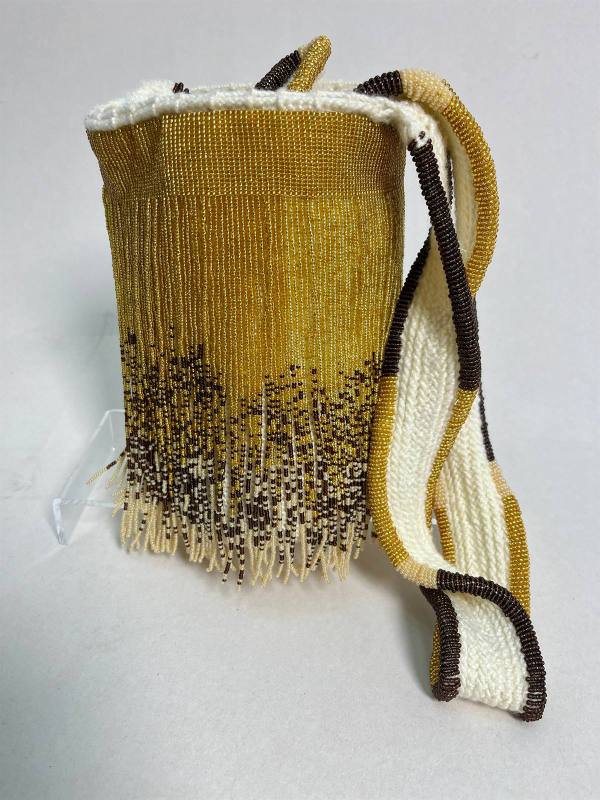 Hebra de Sol, mochila bailarina artesanal tejida a mano en hilo con grabados metalizados — artesanía colombiana de Manglar