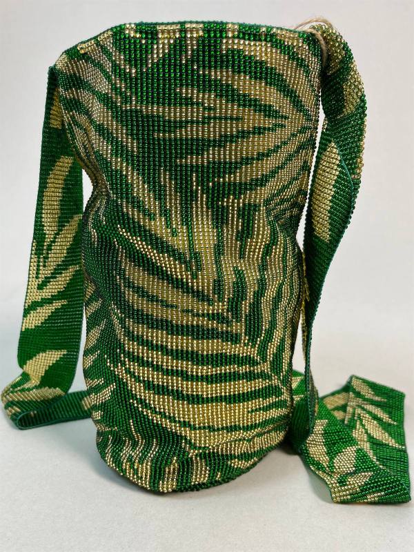 Esmeralda Tropical, mochila artesanal de mostacilla tejida a mano en mostacilla (chaquira) — artesanía colombiana de Manglar