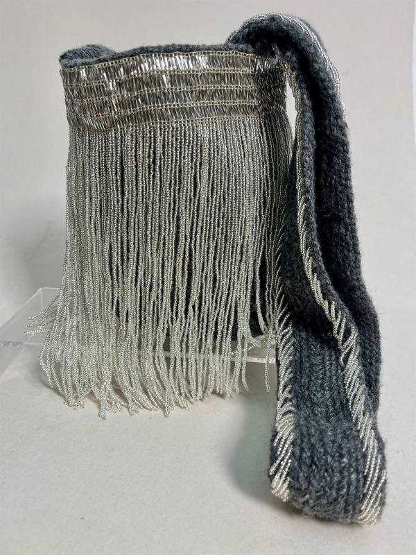 Niebla de Plata, mochila bailarina artesanal tejida a mano en hilo con grabados metalizados — artesanía colombiana de Manglar