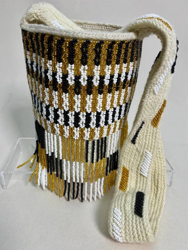 Ritmo Dorado, mochila bailarina artesanal tejida a mano en hilo con grabados metalizados — artesanía colombiana de Manglar